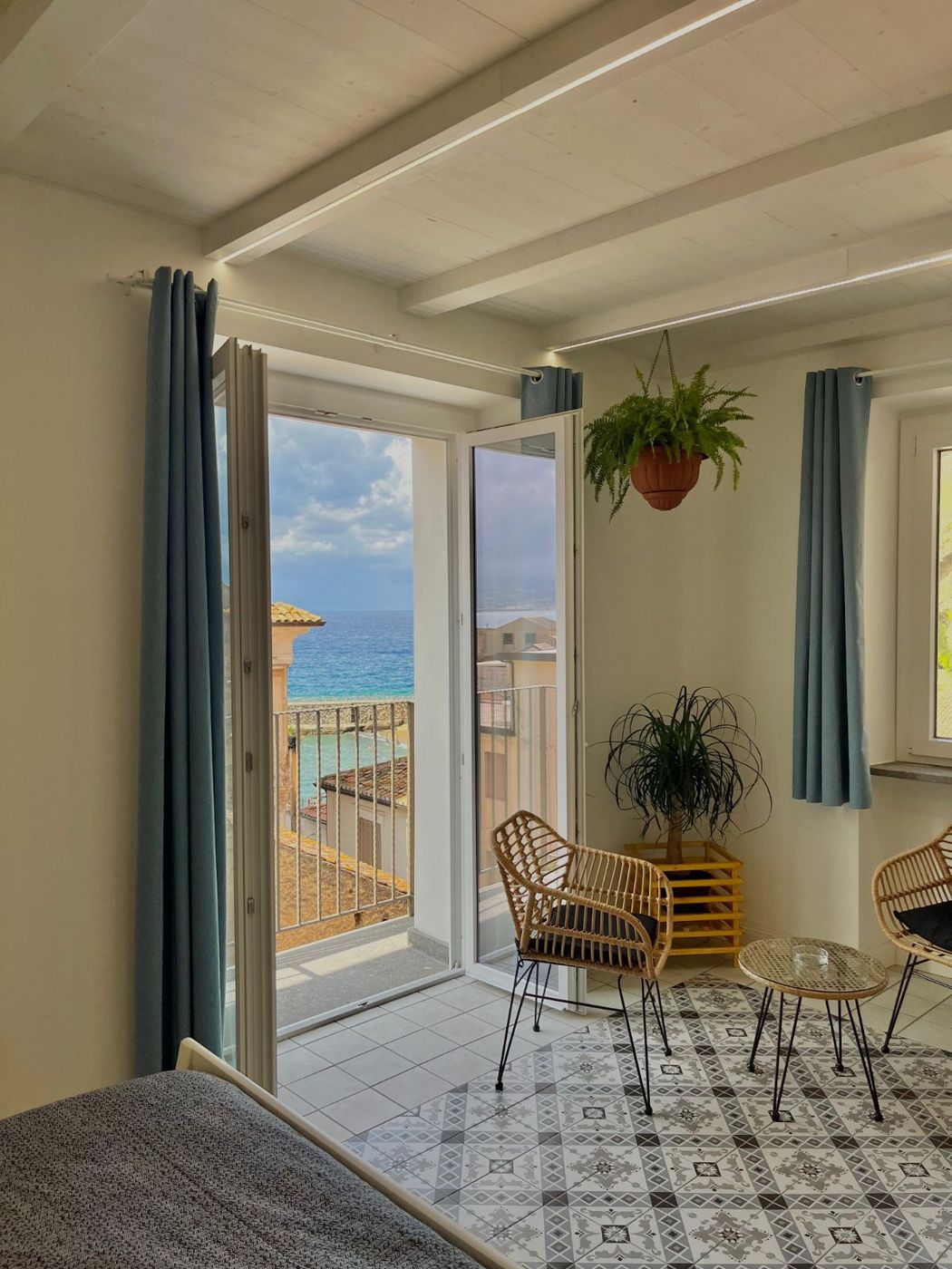 Calipso, portafinestra sul mare